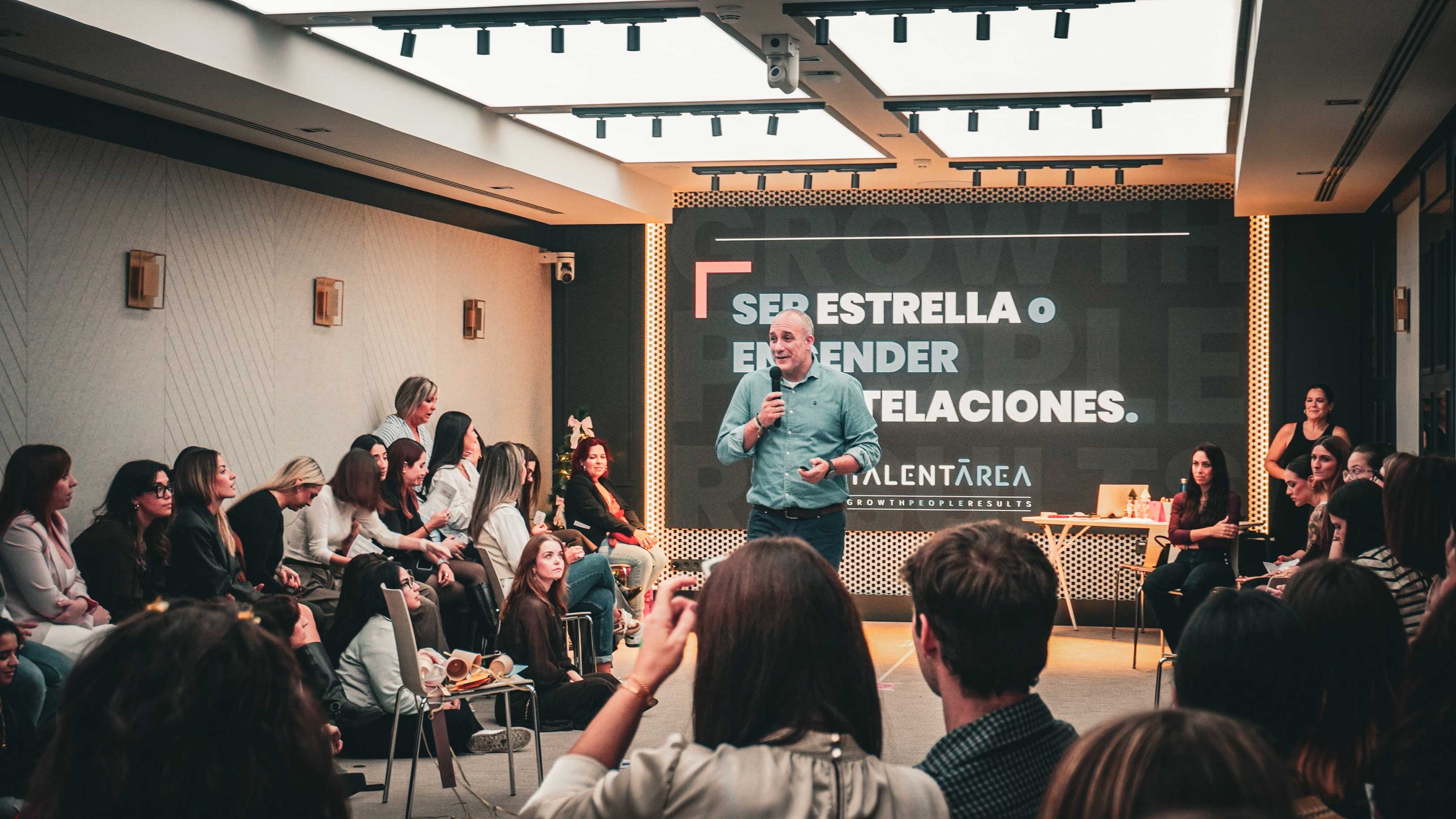 Dani, facilitador de TalentÁrea, impartiendo una formación ante un grupo de profesionales
