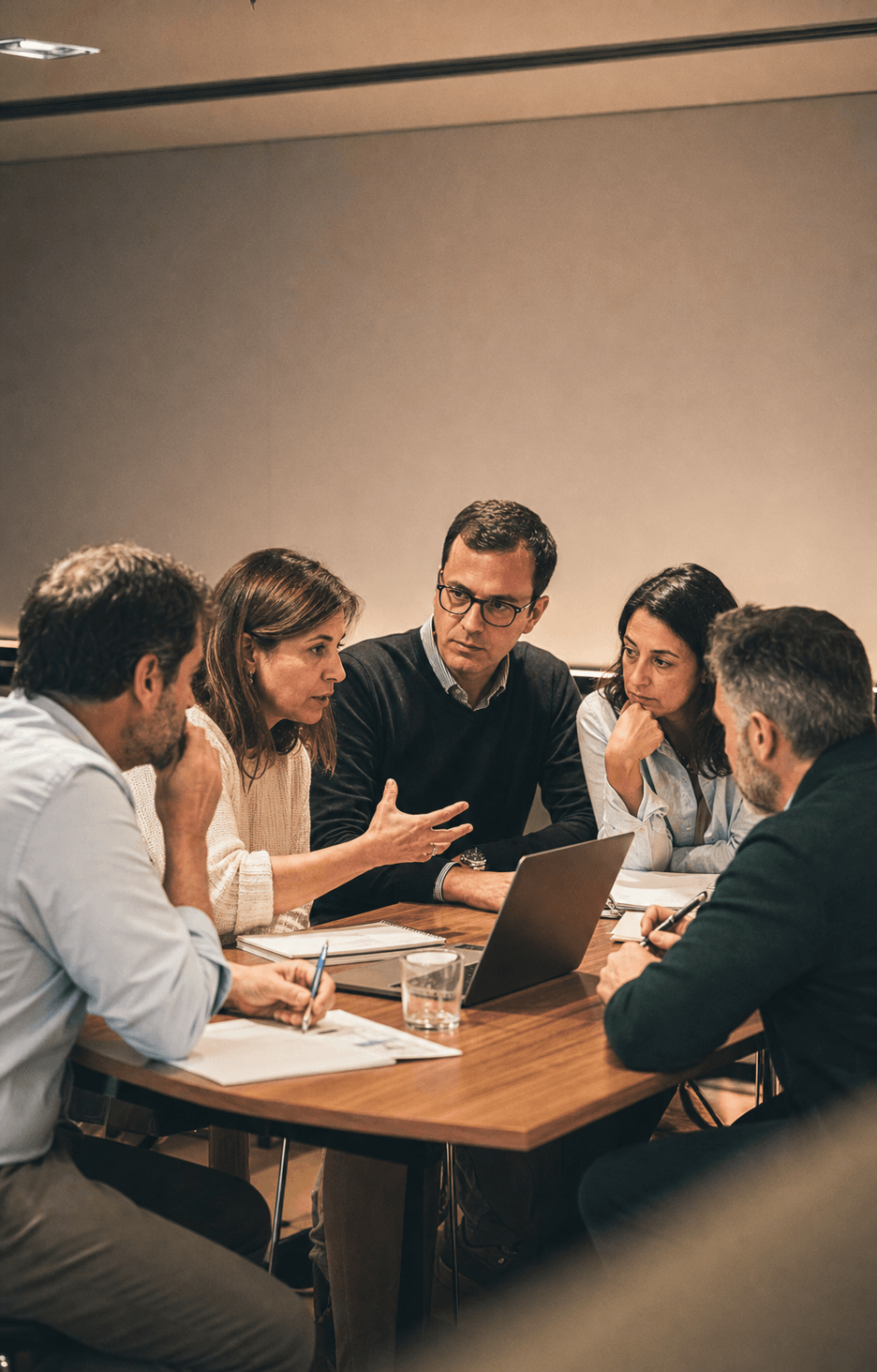 Cinco profesionales trabajando juntos sobre un caso de liderazgo en una formación de TalentÁrea